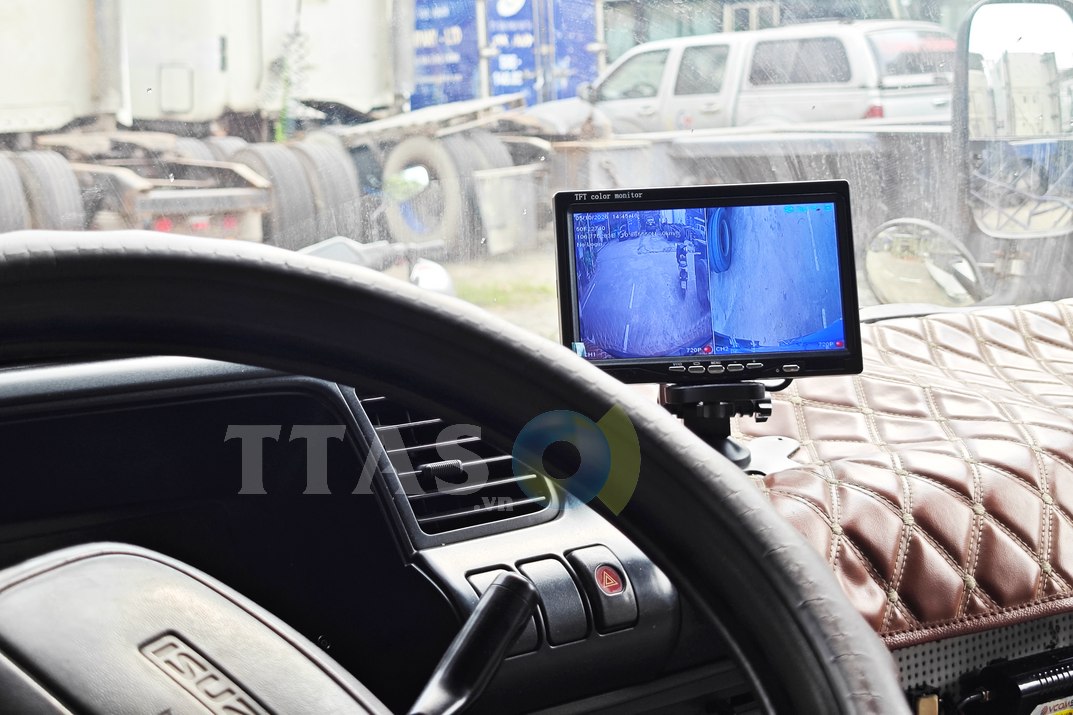 Màn hình camera ô tô hiển thị hình ảnh từ camera quan sát phía trước và bên hông xe